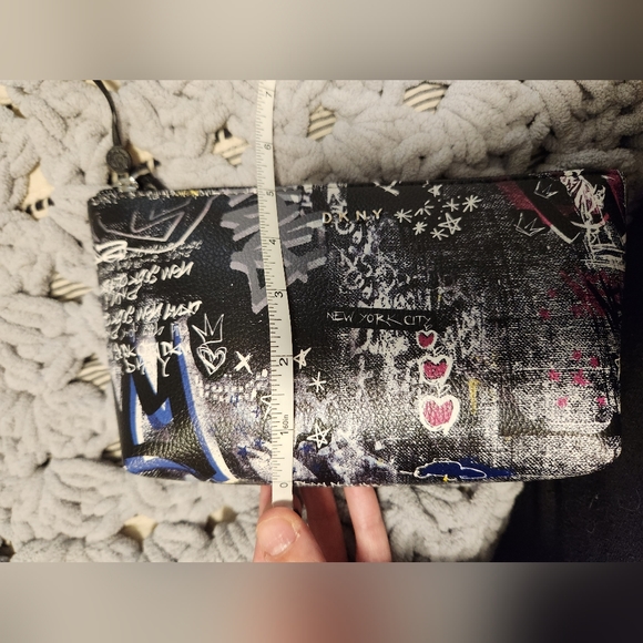 DKNY New York graffiti pouch bag NWT - Picture 11 of 12